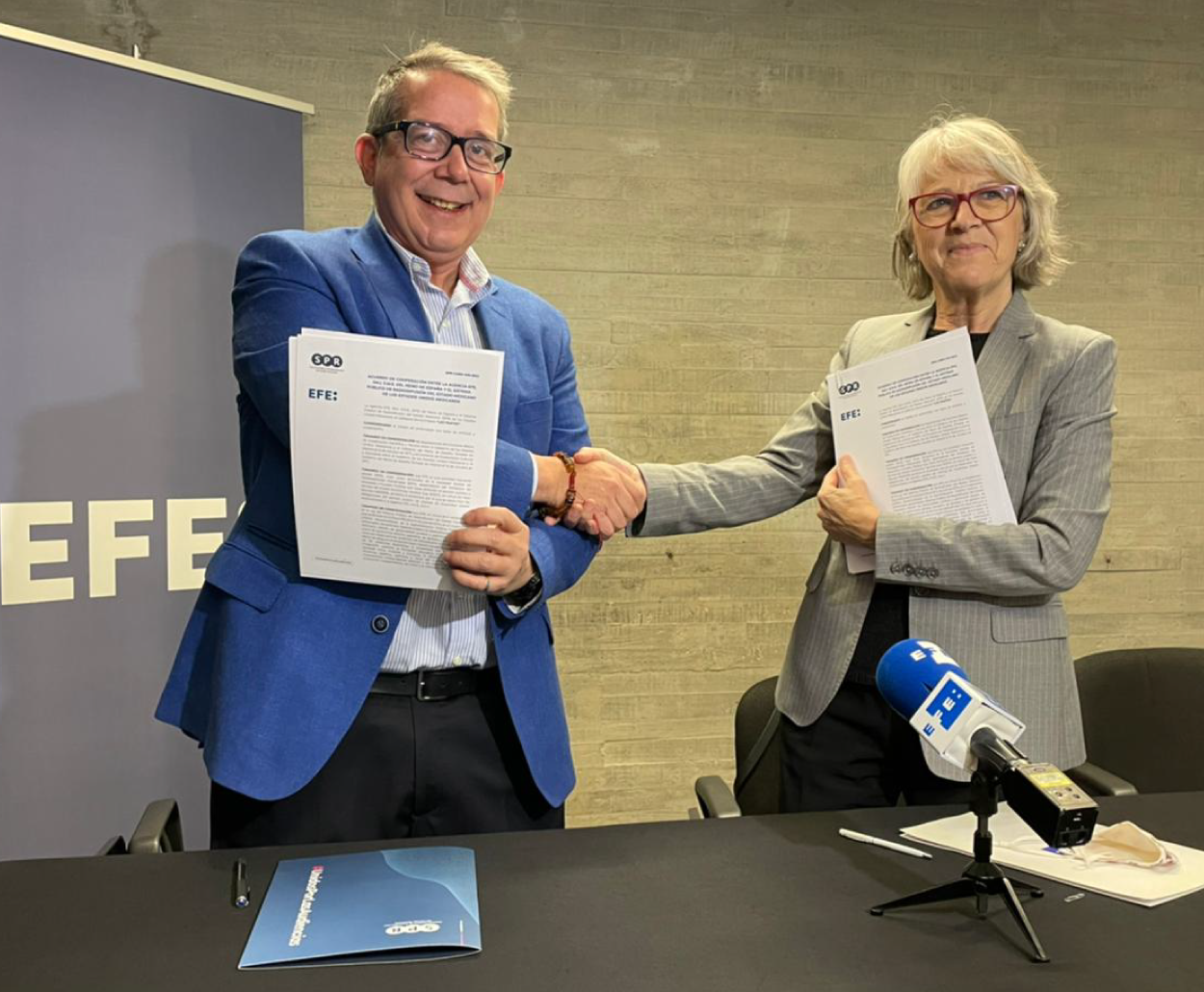 Agencia Efe y SPR firman acuerdo de cooperación para combatir noticias falsas.